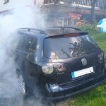 U domu v Předních Ptákovicích hořelo auto