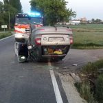 Mladého řidiče u Blatné přemohl mikrospánek. Škodovka skončila na střeše