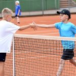 Začínající tenisty trápí u Otavy deštivé počasí