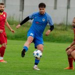 Fotbal: Dolní Dvořiště ovládlo zápas v Kamenném Újezdu hattrickem kapitána a drží krok v boji o titul