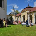 Deváťáci ze školy v Sepekově se loučili v ambitech místní barokní památky