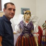 David Blažek vystavuje v plánském muzeu poklady Ze staré truhly. Sbírá i šije lidové kroje