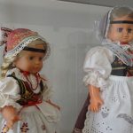 David Blažek vystavuje v plánském muzeu poklady Ze staré truhly. Sbírá i šije lidové kroje