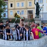 Fotbalisté Milevska završili postupovou sezonu poklidnou výhrou a šlo se slavit do kašny