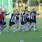 Fotbalisté Milevska završili postupovou sezonu poklidnou výhrou a šlo se slavit do kašny