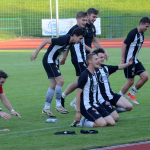 Fotbalisté Milevska završili postupovou sezonu poklidnou výhrou a šlo se slavit do kašny