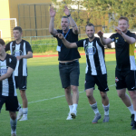Fotbalisté Milevska završili postupovou sezonu poklidnou výhrou a šlo se slavit do kašny