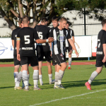 Fotbalisté Milevska završili postupovou sezonu poklidnou výhrou a šlo se slavit do kašny