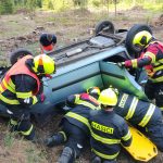 AKTUALIZOVÁNO: Vážná nehoda u Chlumu u Třeboně: Hasiči vyprošťovali ženu z auta, na místo letěl vrtulník
