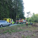 AKTUALIZOVÁNO: Vážná nehoda u Chlumu u Třeboně: Hasiči vyprošťovali ženu z auta, na místo letěl vrtulník