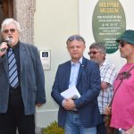 VIDEO: Více než stovka veteránů v milevském klášteře přijela podpořit vernisáž automobilových plakátů