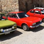 VIDEO: Více než stovka veteránů v milevském klášteře přijela podpořit vernisáž automobilových plakátů