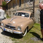 VIDEO: Více než stovka veteránů v milevském klášteře přijela podpořit vernisáž automobilových plakátů