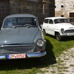 VIDEO: Více než stovka veteránů v milevském klášteře přijela podpořit vernisáž automobilových plakátů