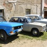 VIDEO: Více než stovka veteránů v milevském klášteře přijela podpořit vernisáž automobilových plakátů