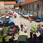 VIDEO: Více než stovka veteránů v milevském klášteře přijela podpořit vernisáž automobilových plakátů