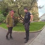 Mix drog a alkoholu udělal své. Muž čmáral po vratech budějovického gymnázia, na strážníky se usmíval