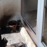 Nedopalek způsobil požár na balkoně bytu na krumlovském sídlišti