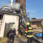 Hoří truhlárna na Strakonicku. Jeden hasič se popálil, škoda přesáhne milion korun
