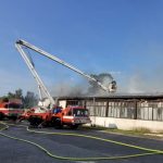 Hoří truhlárna na Strakonicku. Jeden hasič se popálil, škoda přesáhne milion korun
