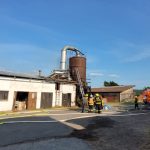 Hoří truhlárna na Strakonicku. Jeden hasič se popálil, škoda přesáhne milion korun