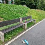 Vám nevadí rochnit se v odpadcích? Vimperská radnice apeluje na vandaly a nepořádníky ze hřiště