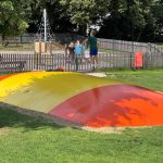 Vandal prořezal na hřišti v Českém Krumlově trampolínu. Policie si převzala záznamy z kamer