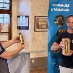 Provazochodec přenesl při Vltavské štafetě kapsli s vodou mezi hlavními věžemi Českého Krumlova