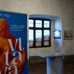 Provazochodec přenesl při Vltavské štafetě kapsli s vodou mezi hlavními věžemi Českého Krumlova