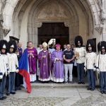 Provazochodec přenesl při Vltavské štafetě kapsli s vodou mezi hlavními věžemi Českého Krumlova