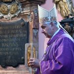 Provazochodec přenesl při Vltavské štafetě kapsli s vodou mezi hlavními věžemi Českého Krumlova