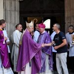 Provazochodec přenesl při Vltavské štafetě kapsli s vodou mezi hlavními věžemi Českého Krumlova