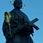 Provazochodec přenesl při Vltavské štafetě kapsli s vodou mezi hlavními věžemi Českého Krumlova