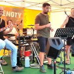 Rockové kapely Rodinný Klenoty a Rozkrock roztančily Dobrkovskou Lhotku