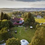 Festival na dvorečku včelína v Krušlově nabídne hudbu, řezby a medové dobroty