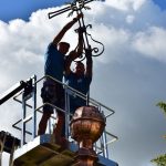 Po pěti letech se na kostelní věž v Ledenicích vrátil kříž a schránky s pamětními dokumenty