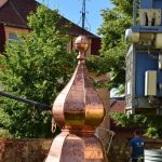 Po pěti letech se na kostelní věž v Ledenicích vrátil kříž a schránky s pamětními dokumenty