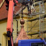 Po pěti letech se na kostelní věž v Ledenicích vrátil kříž a schránky s pamětními dokumenty