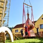 Po pěti letech se na kostelní věž v Ledenicích vrátil kříž a schránky s pamětními dokumenty