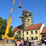 Po pěti letech se na kostelní věž v Ledenicích vrátil kříž a schránky s pamětními dokumenty