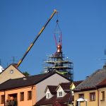 Po pěti letech se na kostelní věž v Ledenicích vrátil kříž a schránky s pamětními dokumenty