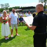 Gólman Mráz se oženil ve fotbalové bráně. Oddával starosta v dresu rozhodčího