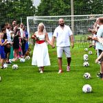 Gólman Mráz se oženil ve fotbalové bráně. Oddával starosta v dresu rozhodčího