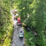 U Malšína vyletělo auto z komunikace. Zastavil ho strom