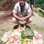 Bubi ze Zoo Dvorec si o svých 17. narozeninách pošmákl na dortu s melouny