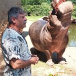 Bubi ze Zoo Dvorec si o svých 17. narozeninách pošmákl na dortu s melouny