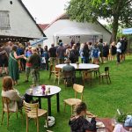 Festival na dvorečku včelína v Krušlově nabídne hudbu, řezby a medové dobroty