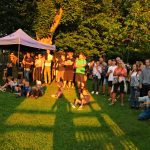 Festival na dvorečku včelína v Krušlově nabídne hudbu, řezby a medové dobroty