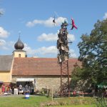 V kolcích závodí v Radobytcích už čtvrt století. K jubileu vyrostl na návsi kolcovník