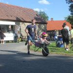 V kolcích závodí v Radobytcích už čtvrt století. K jubileu vyrostl na návsi kolcovník